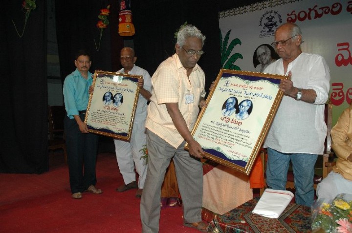 ../Images/Bapu receiving Award from Indraganti Srikanta Sarma, Chairman of Vanguri Foundation.jpg